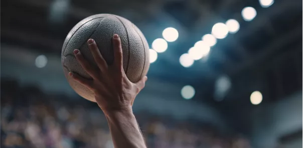 Баскетбольный мяч в руке игрока 1xbet